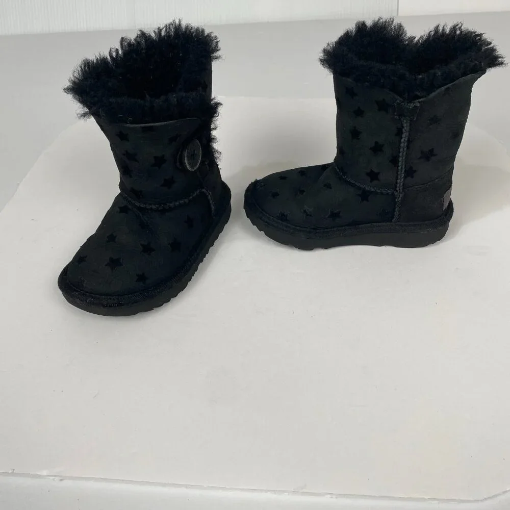 UGG‎ Kid’s Classic Boots Black Star Pattern Size 8 Girls Winter Snow Comfort